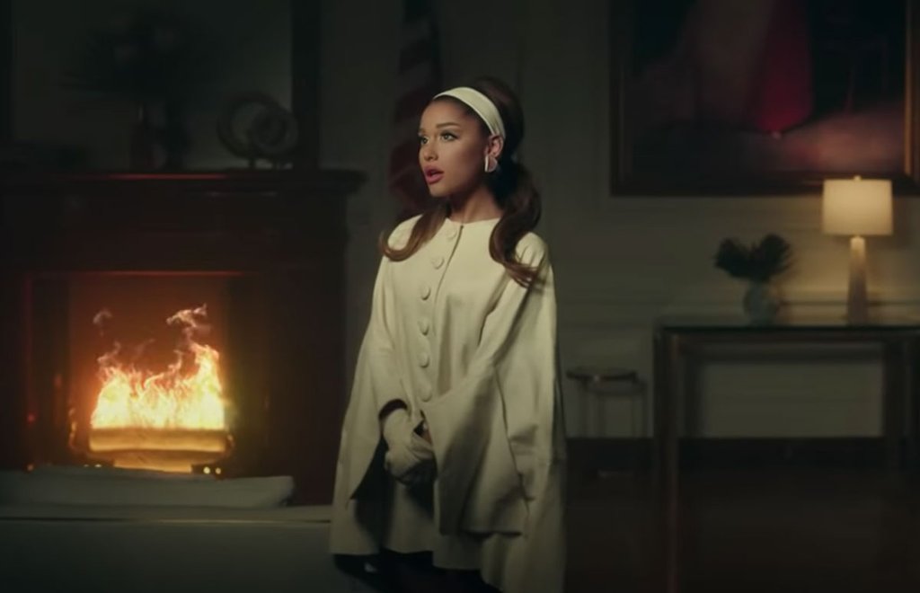 Todos los looks de lujo de Ariana Grande como presidenta en "Positions"