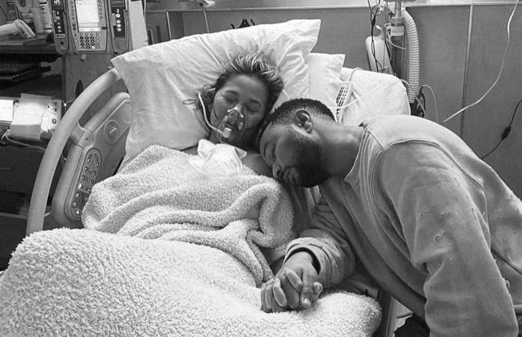 Chrissy Teigen perdió a su bebé y lo comparte con una imagen devastadora