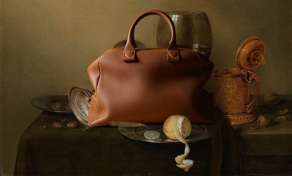 Foto: Carolina Herrera; Blason Bag en bodegón con jarra de cerveza de Willem Claesz Heda, 1634