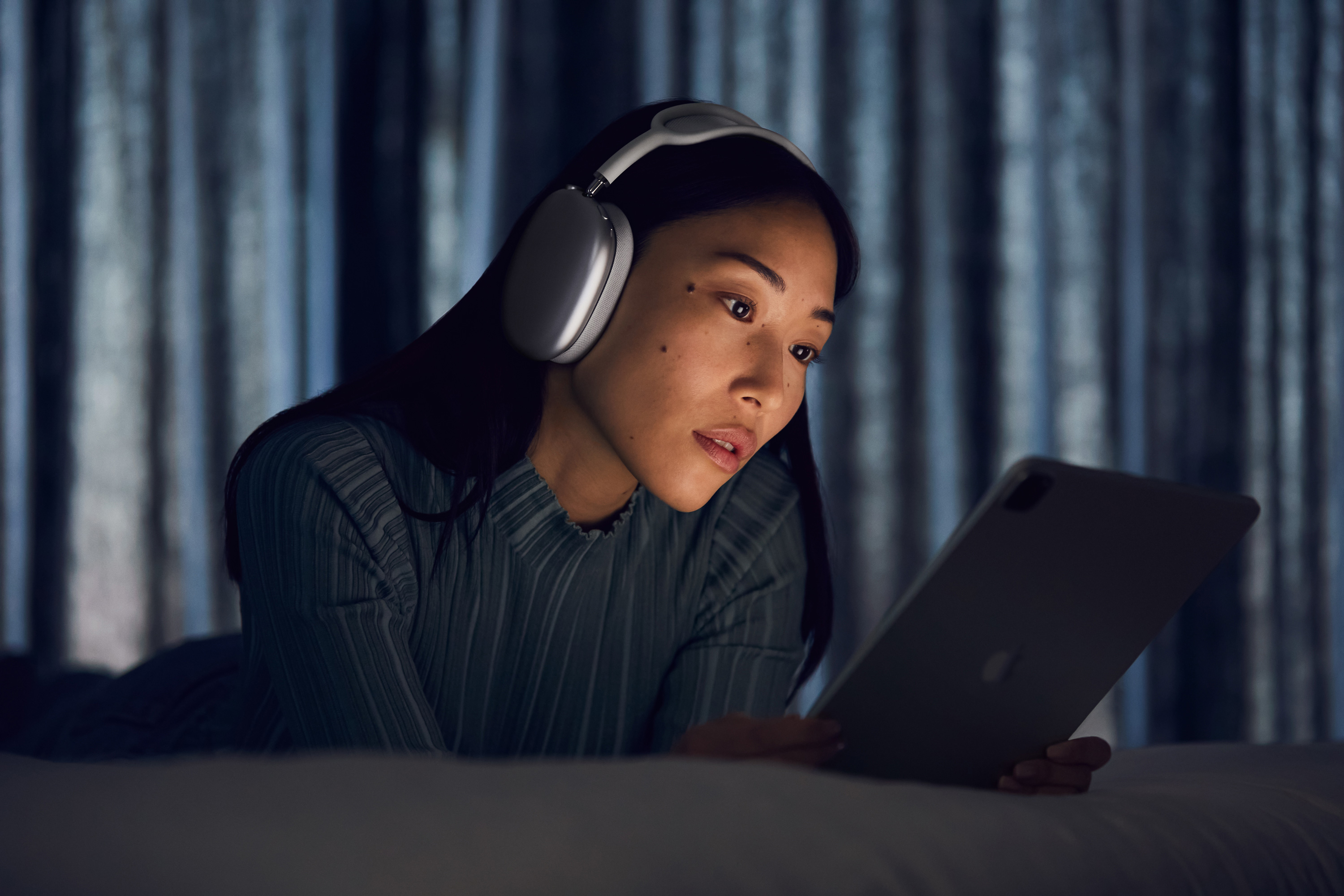 apple_airpods-max_listening-experience-2_12082020.jpg
