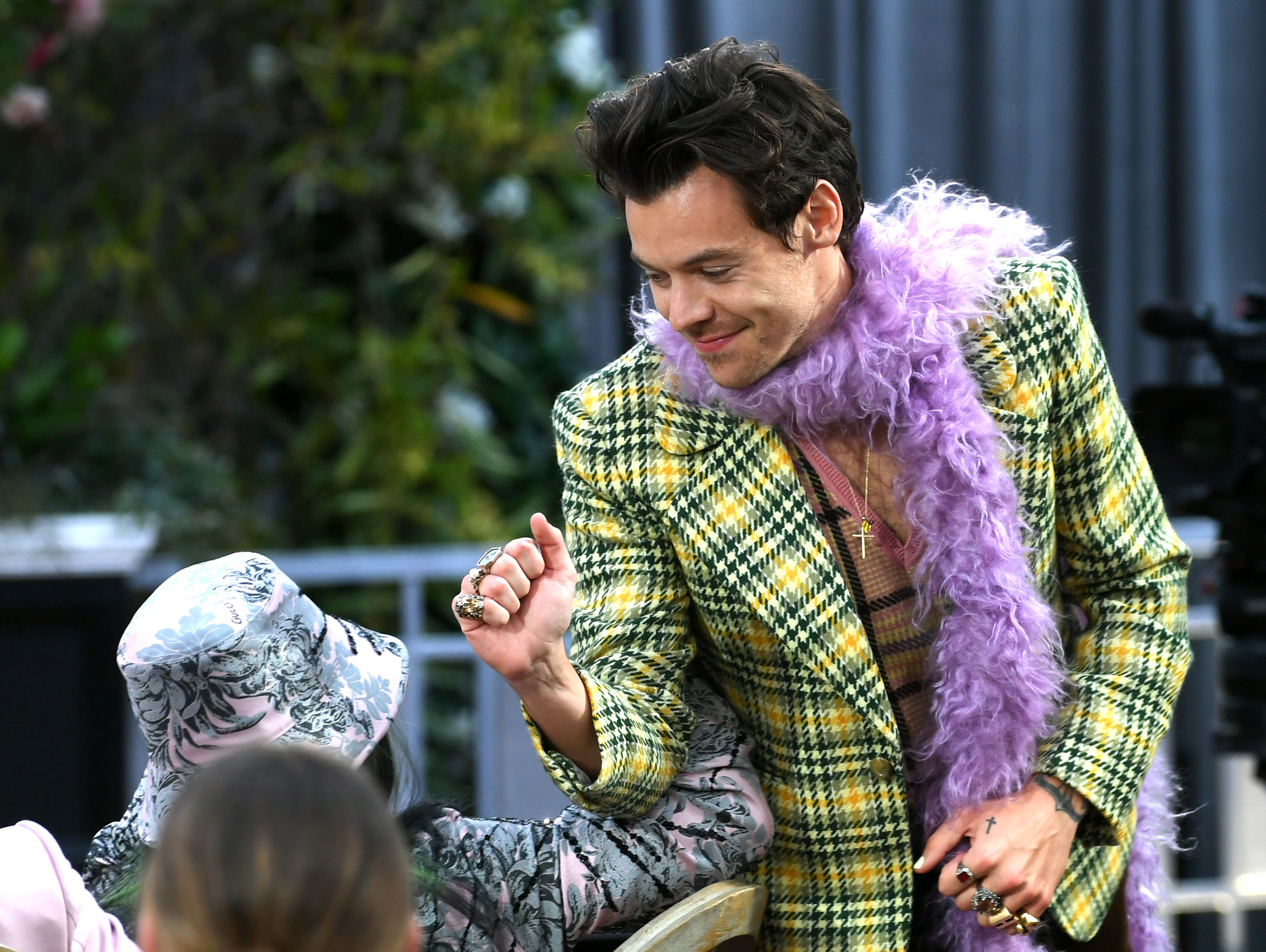 Harry Styles logra lo imposible en 2021: regresar las estolas de fur a la moda