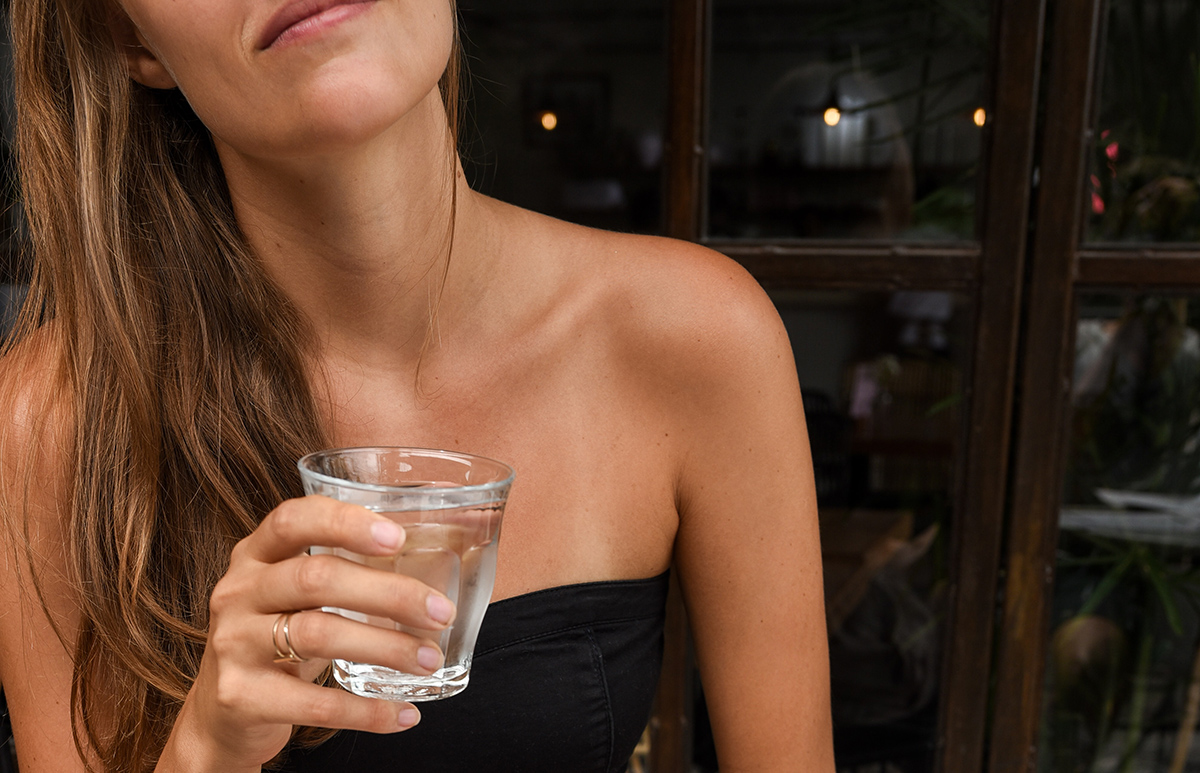 pontus-ohlsson-XNkwPPSjbHg-unsplash-tomar-agua-piel-skincare.jpg