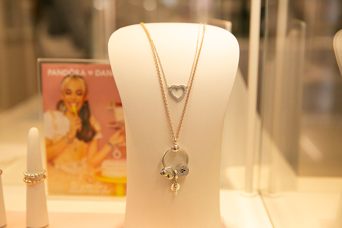 Collar con charms de Pandora en exhibición