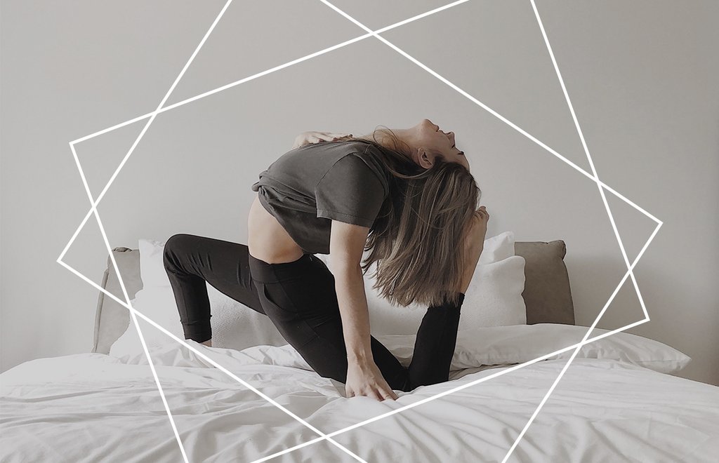 6-posturas-yoga-energía-despertar-mañanas-activar-músculos-cuerpo-relajar-respiracion-boost-técnica-rutina-cama-mat.jpg