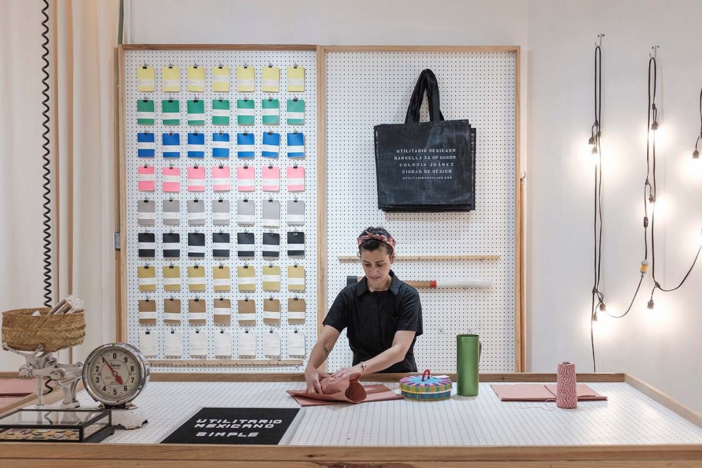 Mujer en tienda Utilitario Mexicano.jpg