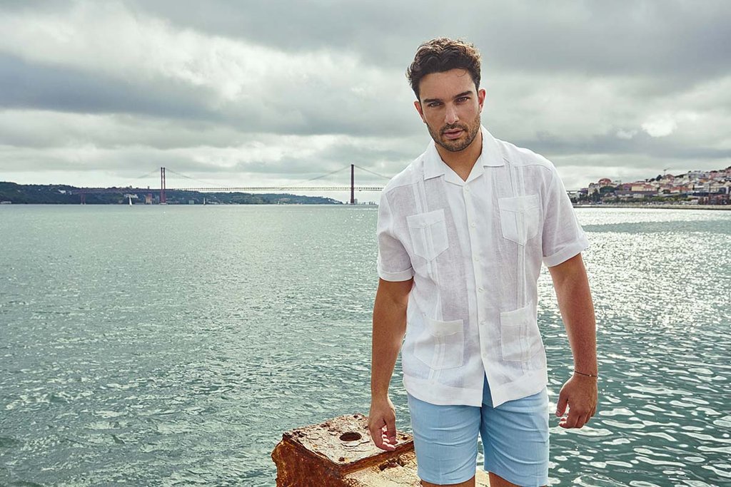 Hombre usando Cubavera en el mar