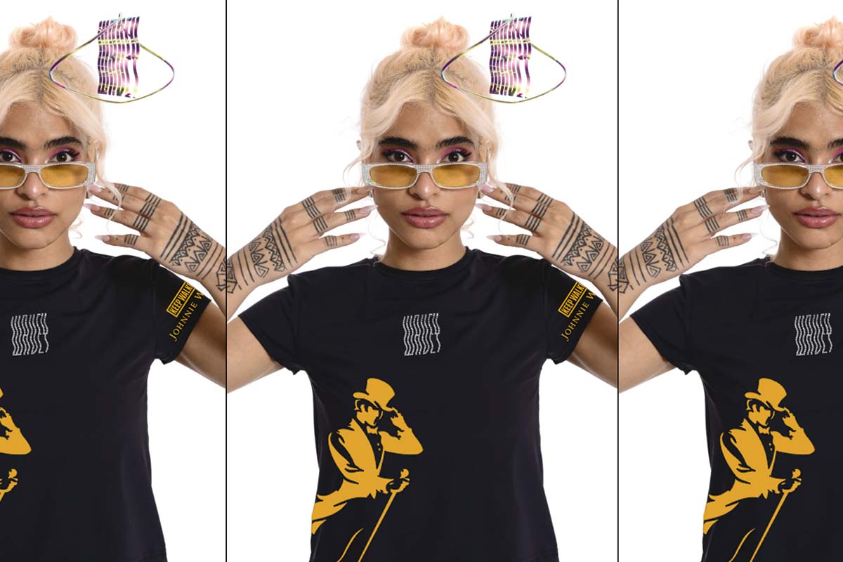 Mujer joven usando un top Johnnie Walker X Wavey