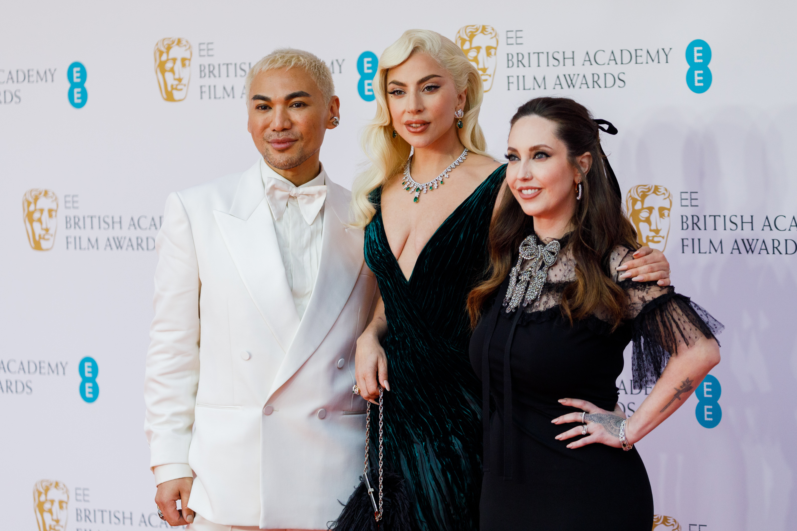 lady-gaga-acompañantes-premios-bafta-2022-house-of-gucci
