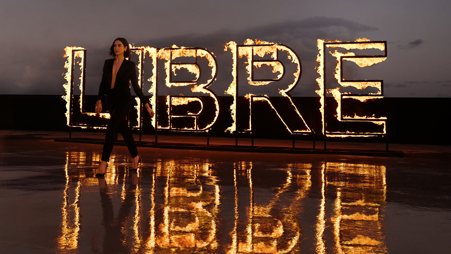 Copia de Copia de ysl_dmi_fraw_libre_le-parfum-22_behind-the-scene_dua-front-of-libre-in-flames_landscape_1920x1080px_rgb.jpg