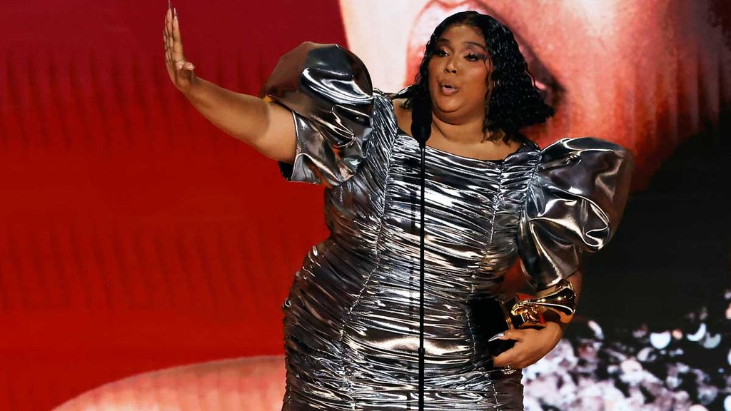 Lizzo rinde emotivas palabras a Beyoncé en su speech de agradecimiento.