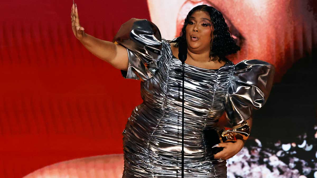 Lizzo rinde emotivas palabras a Beyoncé en su speech de agradecimiento.
