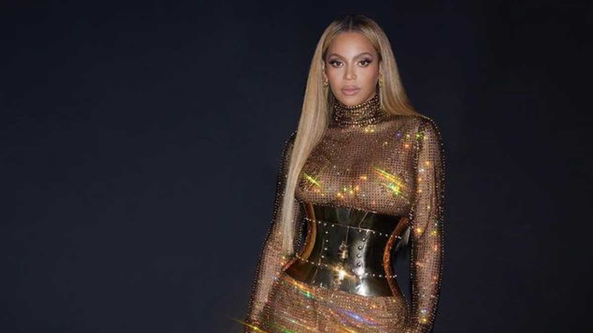 Beyoncé nos enseña a usar cubre pezones sin morir en el intento