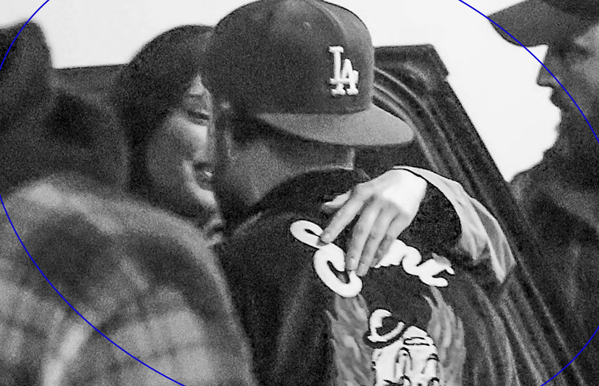 Kendall y Bad Bunny captados besándose por los paparazzi.