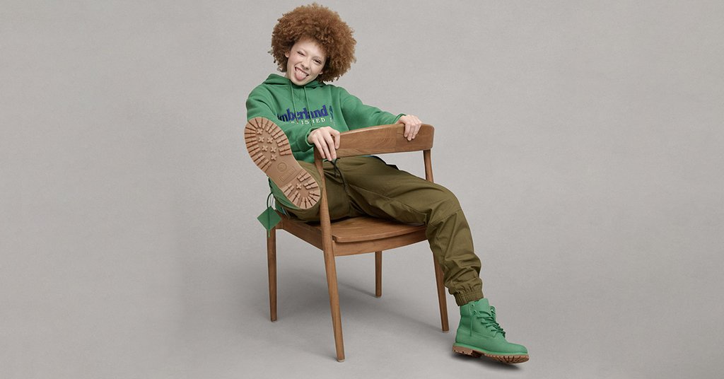 Mujer con botas color verde de Timberland 50 aniversario.