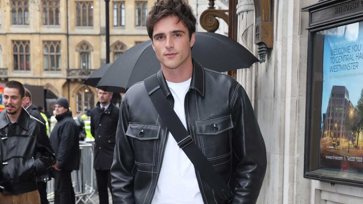 Jacob Elordi tiene una maestría en usar bolsas de lujo y tenemos pruebas