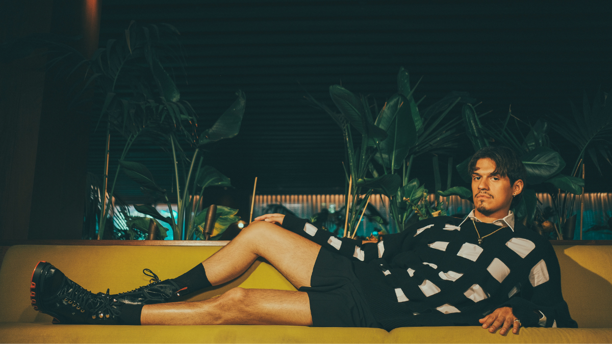 Omar Apollo nos habla sobre su estilo y su deseo de hacer música en español