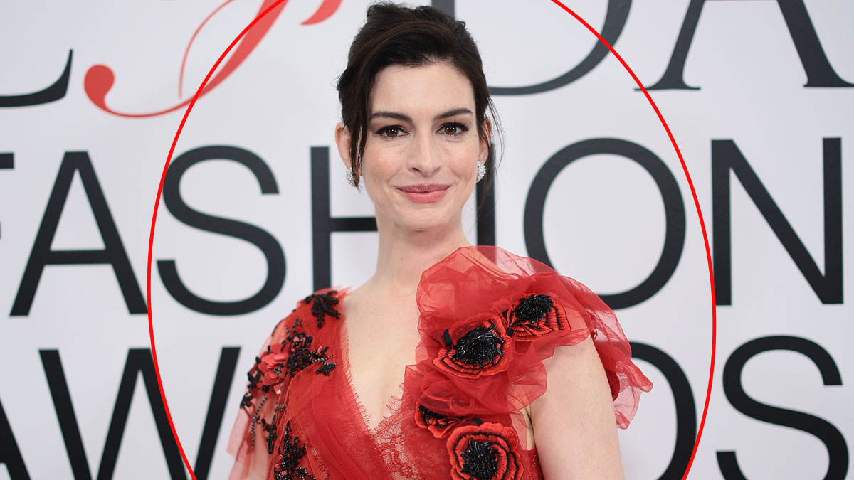 Anne Hathaway no uso solo un look en los CFDA Awards, más tarde la actriz se cambió por un diseño rojo de Rodarte.