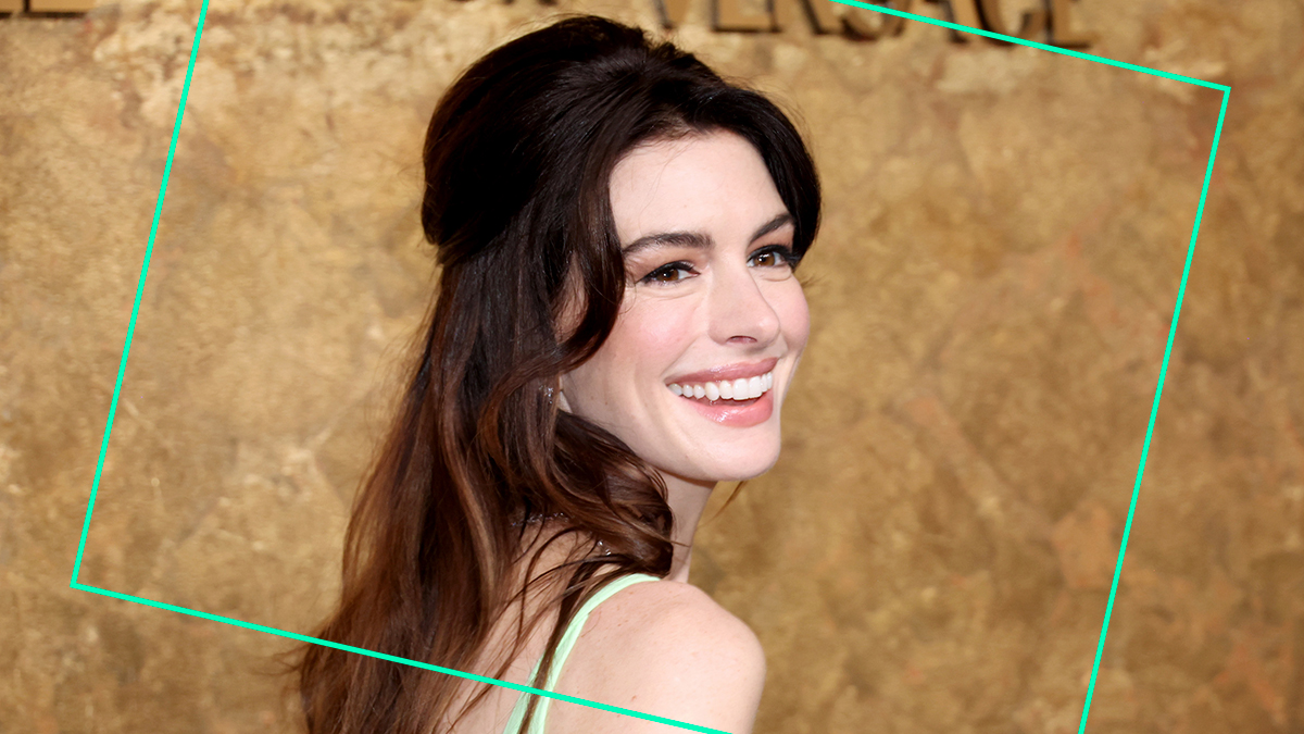 Anne Hathaway le pide a sus fans educadamente que esperen a tomarse fotos