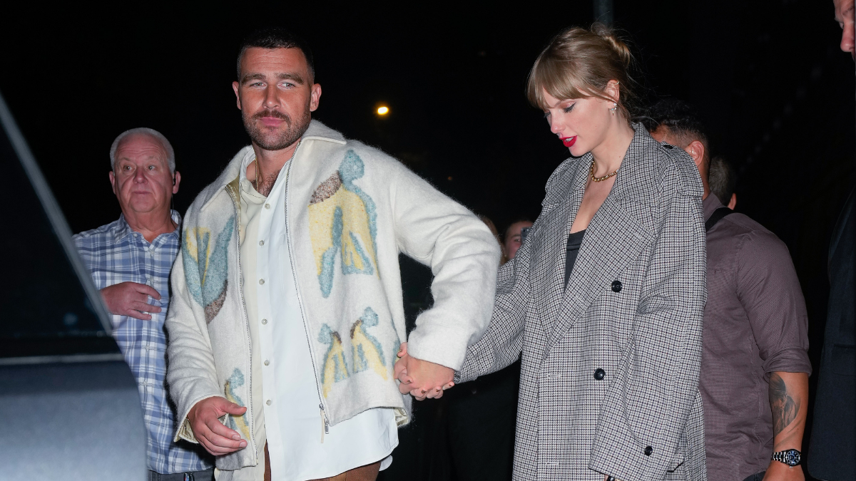 Taylor Swift y Travis Kelce celebran el Año Nuevo con romántico beso