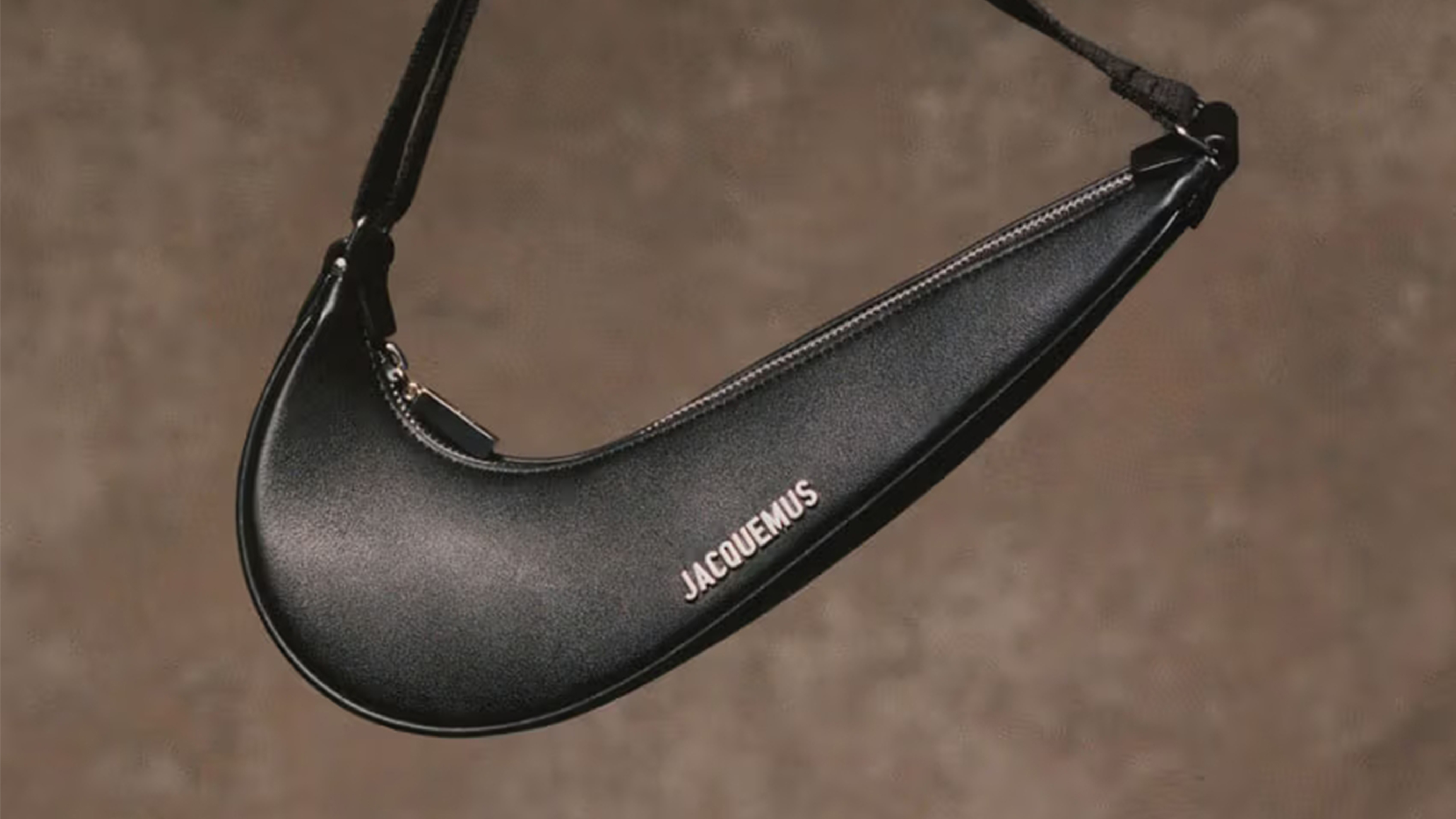 Jacquemus lanza una bolsa inspirada en el icónica Swoosh de Nike