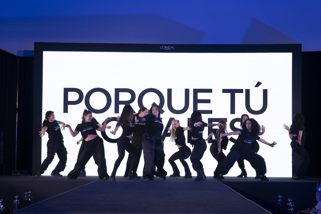 Imagen del grupo de coreografía durante su performance durante la pasarela organizada por L’Oréal Paris en el Soumaya de la CDMX.