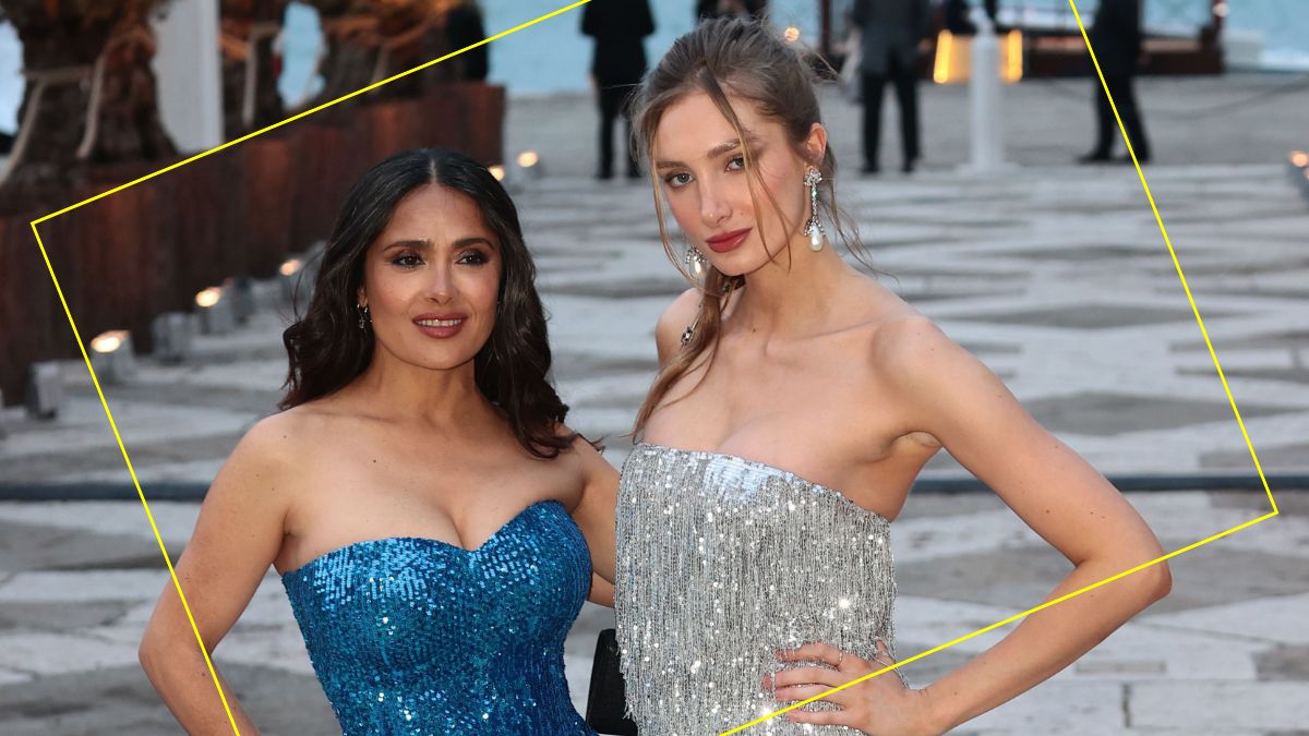 Salma Hayek coordina su look de lentejuelas con su hijastra.jpg