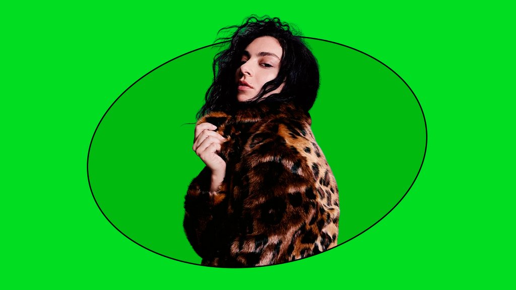 H&M se pinta de verde para anunciar que el otoño también será "brat" con Charli XCX en su campaña