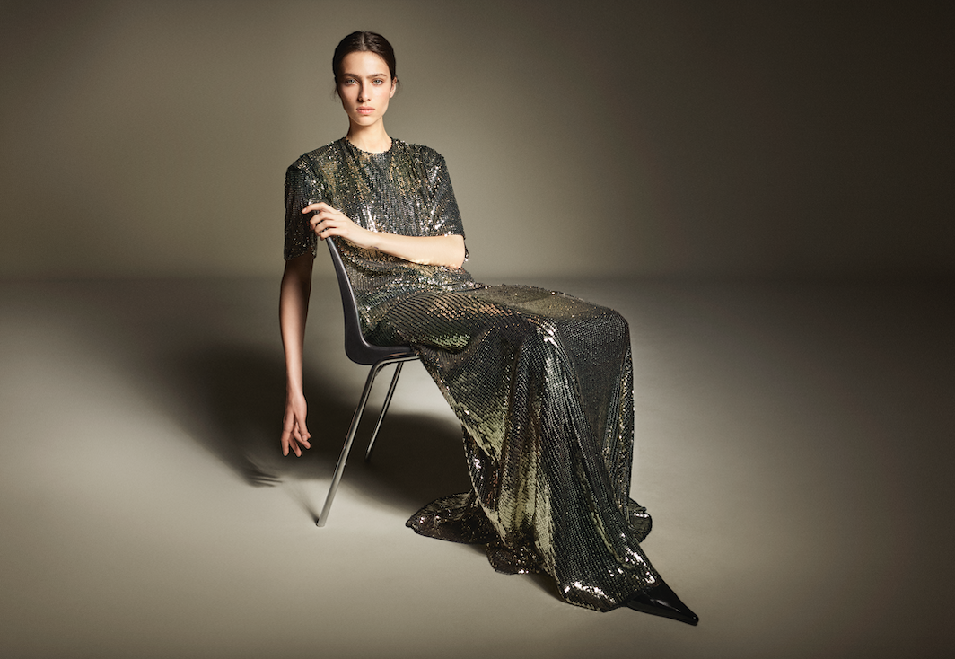 Imagen de una modelo posando sentada para lucir uno de los modelos de la nueva colección de H&M Studio