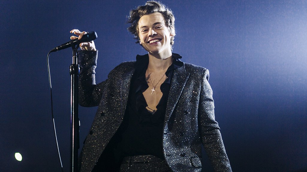 harry-styles-besando-mujer-glaston-bury.jpg