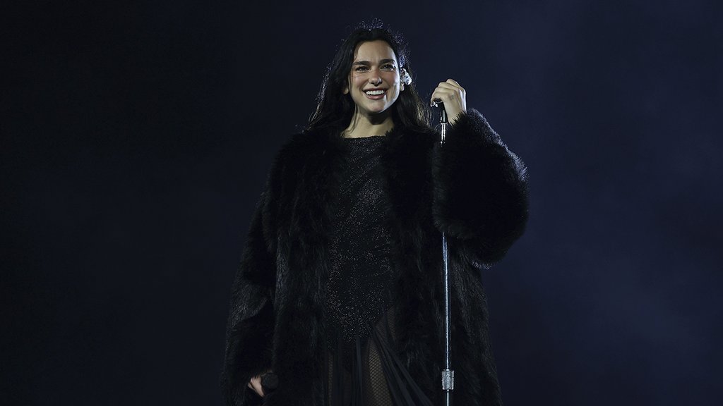 dua-lipa-besame-mucho.jpg