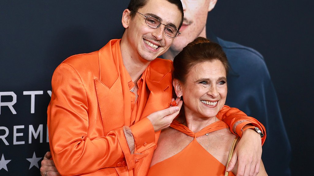 timothee-chalamet-mama-looks-naranjas