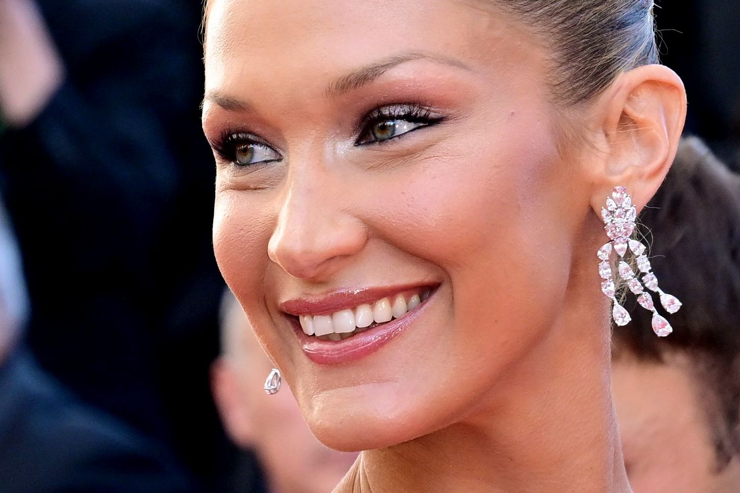 bella hadid chongo lifting cannes
