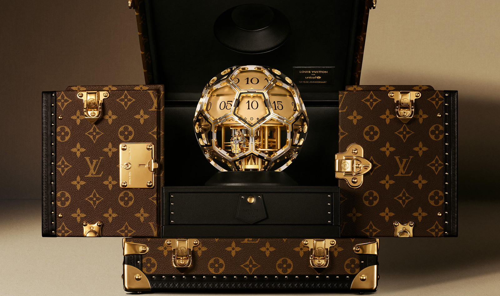 reloj balon futbol unicef louis vuitton